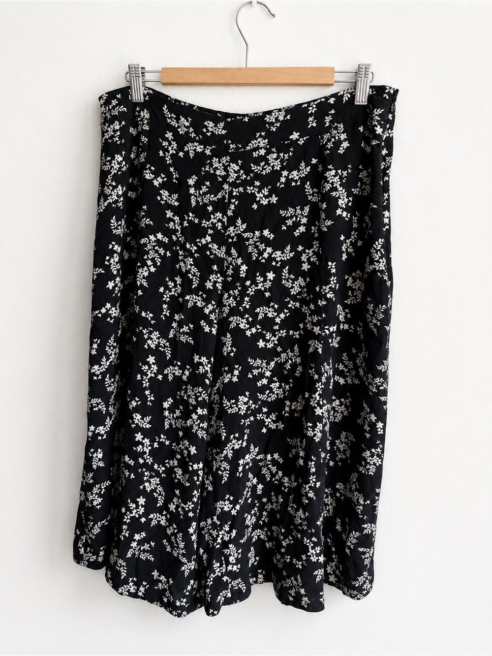 Anthropologie | Kachel Black Floral capri culottes size 10 medium